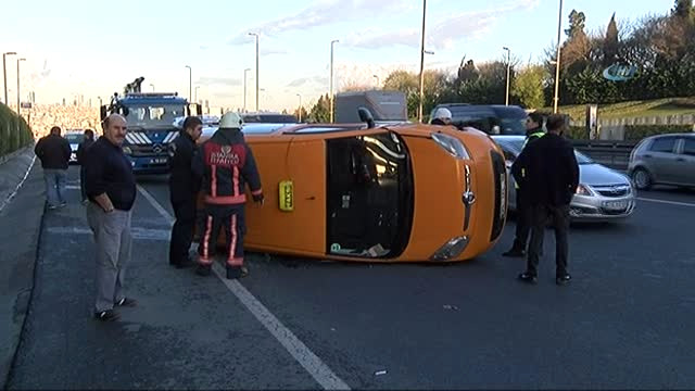 E-5 Edirnekapı’da Taksinin Takla Attığı Kaza Nedeniyle Trafik Çok Yoğun