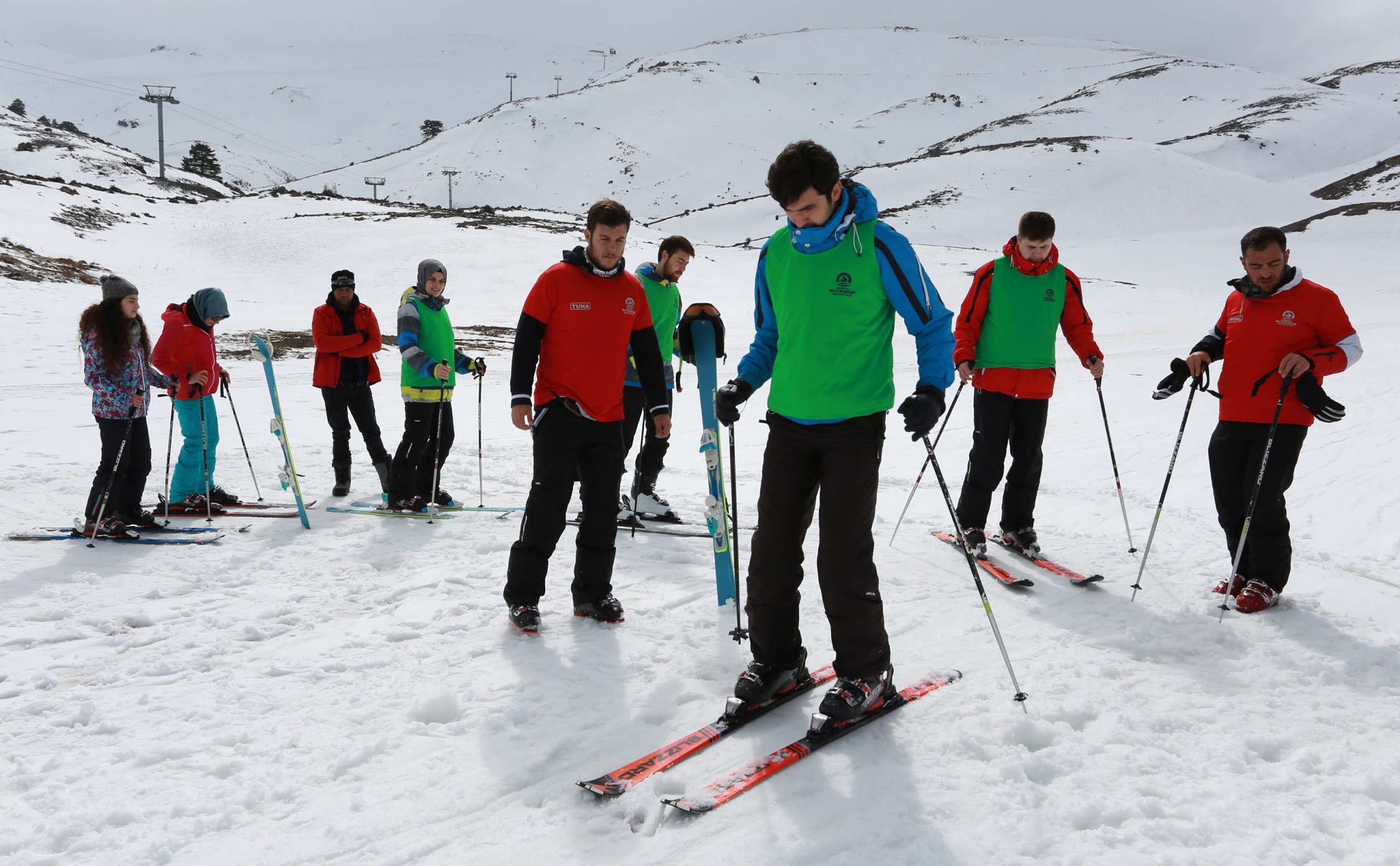 Gençler kayak öğreniyor