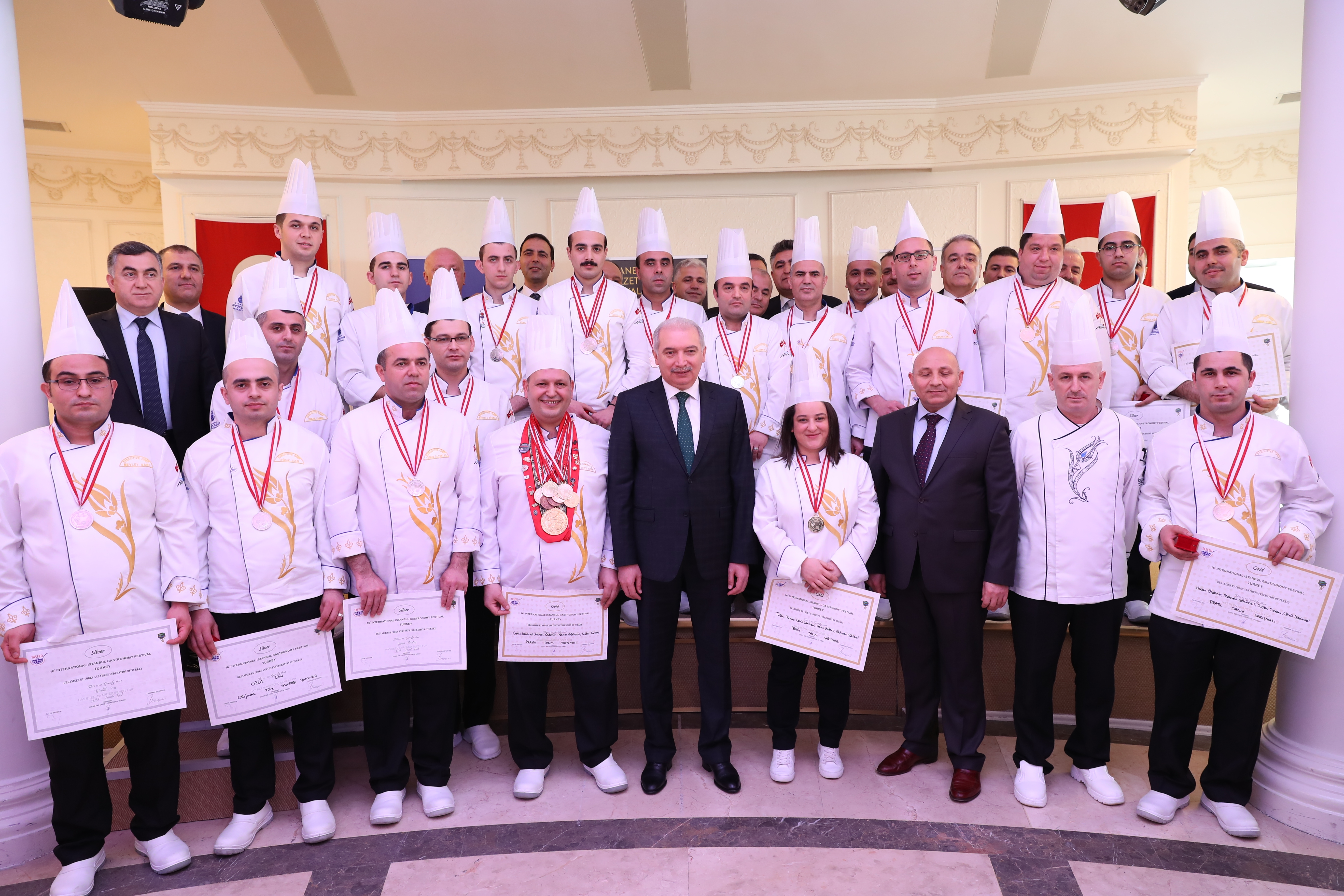 Başkan Uysal Sosyal Tesislerin Madalyalı Aşçılarını Kutladı