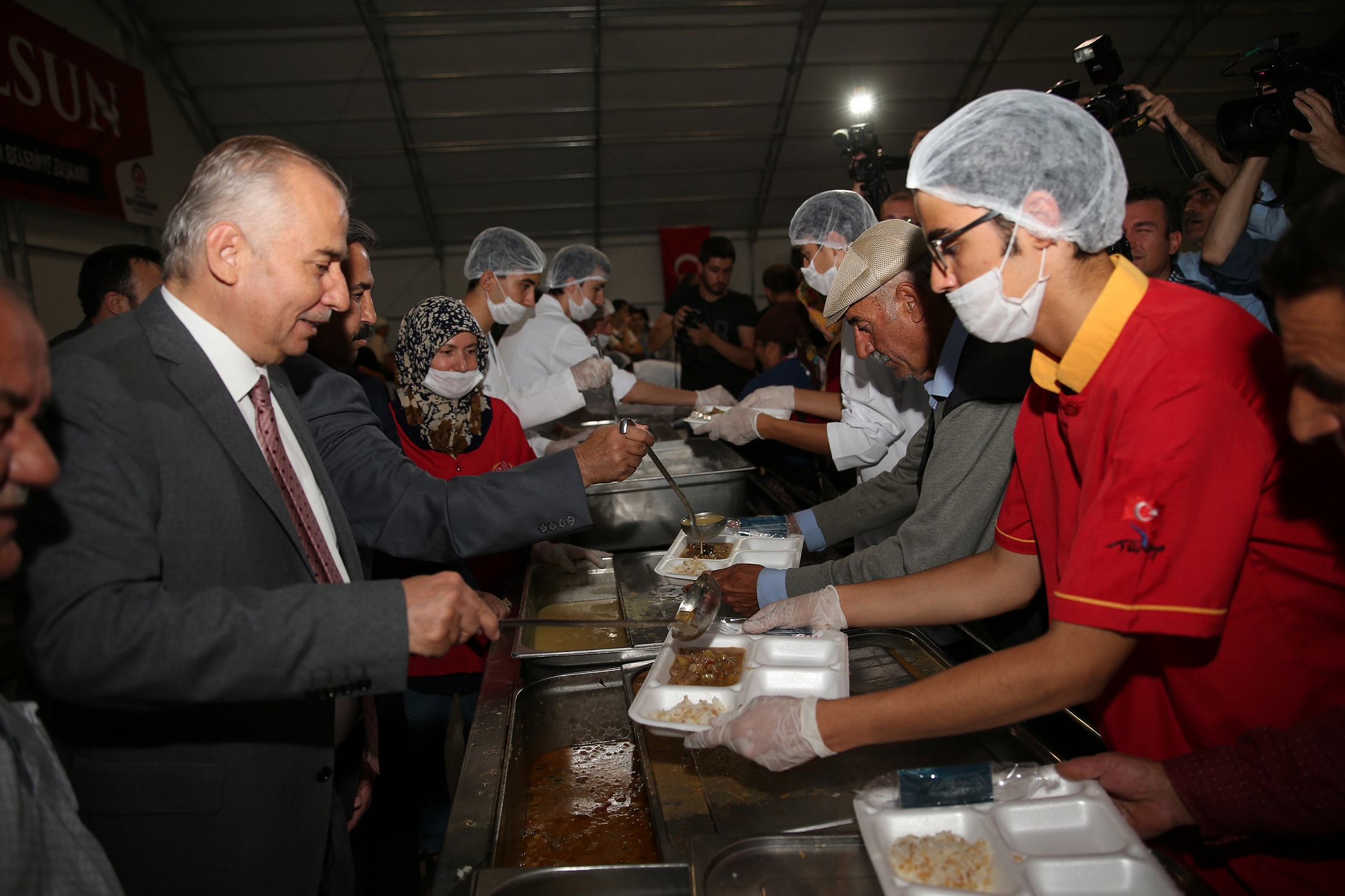 Büyükşehir iftar çadırı ilk gün binleri ağırladı