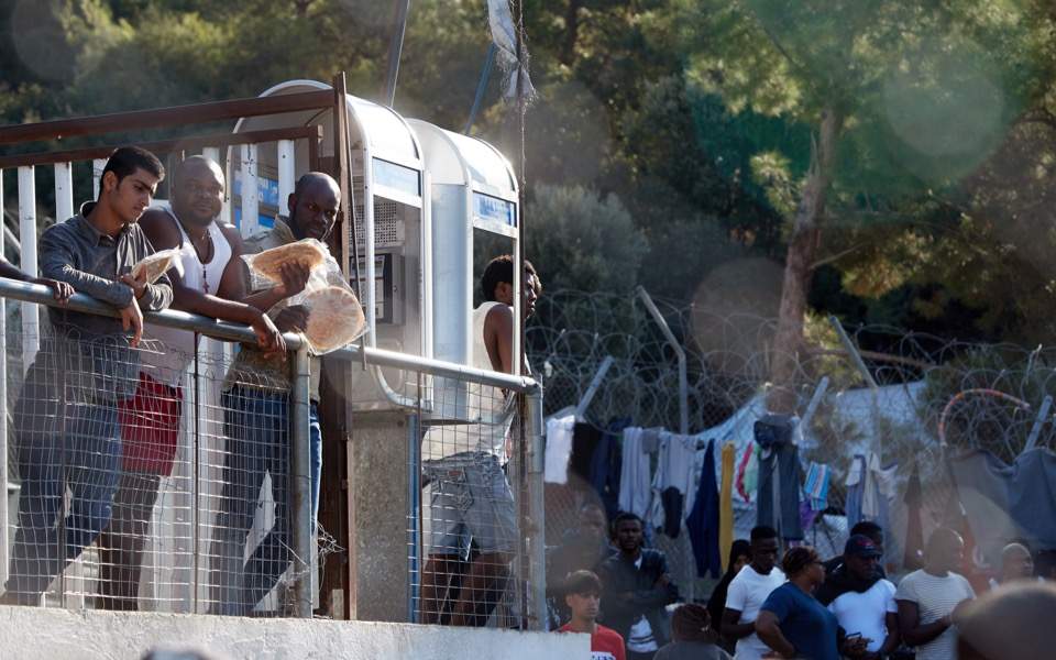 Sisam grev planlıyor, Lesvos göçmen kamplarına karşı yürüdü
