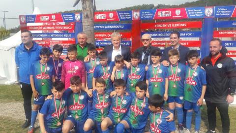 Servet Yardımcı, U12 İzmir Cup ödül törenine katıldı