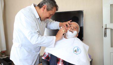 EVDE BERBER HİZMETİ YÜZLERİ GÜLDÜRÜYOR