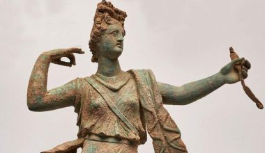 Antik Aptera’dan Hania müzesinde sergilenecek heykel çifti