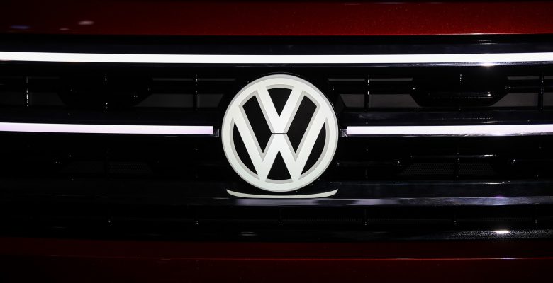 Alman otomobil devi Volkswagen yeni logosunu tanıttı