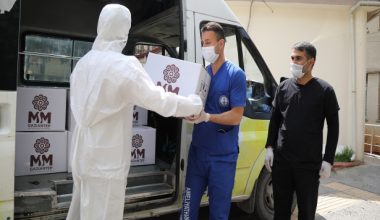 Gaziantep’de sağlık çalışanlarına tatlı dağıtıldı