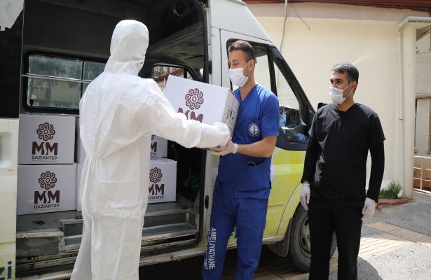 Gaziantep’de sağlık çalışanlarına tatlı dağıtıldı