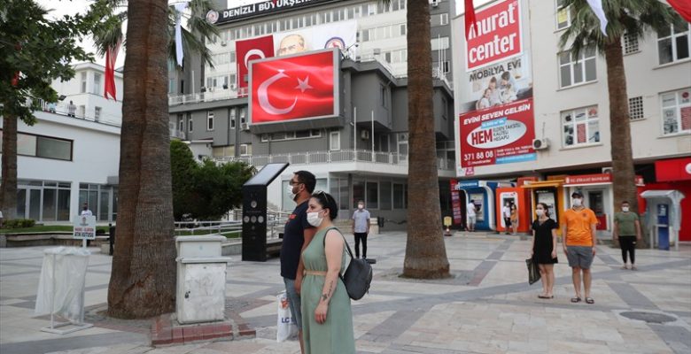 Denizli Büyükşehir’de dev ekrandan İstiklal Marşı