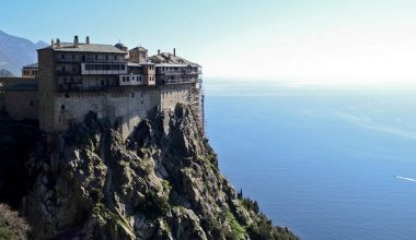 Mt. Athos 4.7 depremle sallandı Mt. Athos 4.7 depremle sallandı