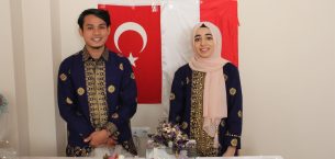 Endonezyalı Türk çift internette nişanlandı