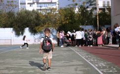 Yunan okulları aşısızlar için düzenli testlerle yeniden açılıyor