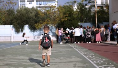 Yunan okulları aşısızlar için düzenli testlerle yeniden açılıyor