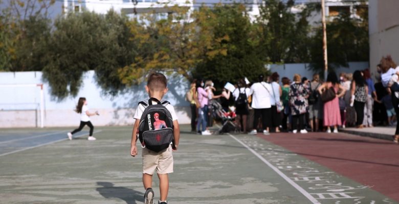 Yunan okulları aşısızlar için düzenli testlerle yeniden açılıyor