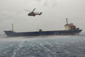 Sakız Adası açıklarında çarpışan gemi, yardımı reddederek Türkiye’ye doğru yola çıktı
