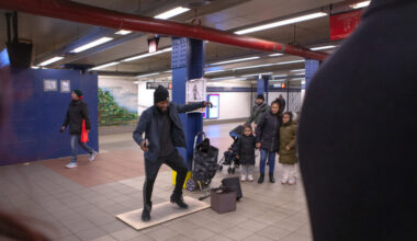 Dans için sürpriz sahne: Metro platformu