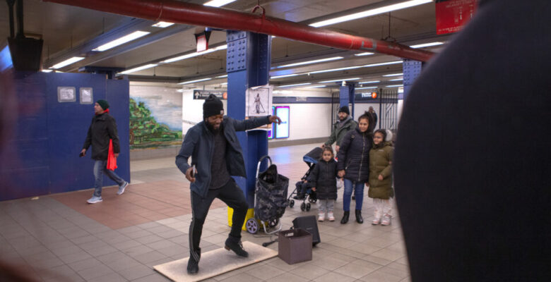 Dans için sürpriz sahne: Metro platformu