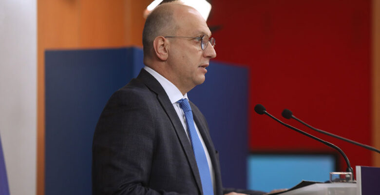 Hükümet eski kimlikleri üç yıl içinde değiştirmeyi hedefliyor