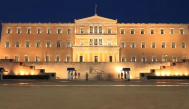 Bomba aldatmacası Parlamento çevresindeki sokakları geçici olarak kapattı Bomba aldatmacası Parlamento çevresindeki sokakları geçici olarak kapattı