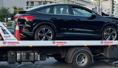 Yunanistan’da Otomobil kafeye çarptı, yaralanan olmadı Yunanistan’da Otomobil kafeye çarptı, yaralanan olmadı