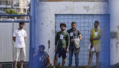 Bir yıl sonra, Yunanistan açıklarındaki enkazdan sağ kurtulan göçmenler adalet arıyor, hayatla başa çıkma mücadelesi veriyor