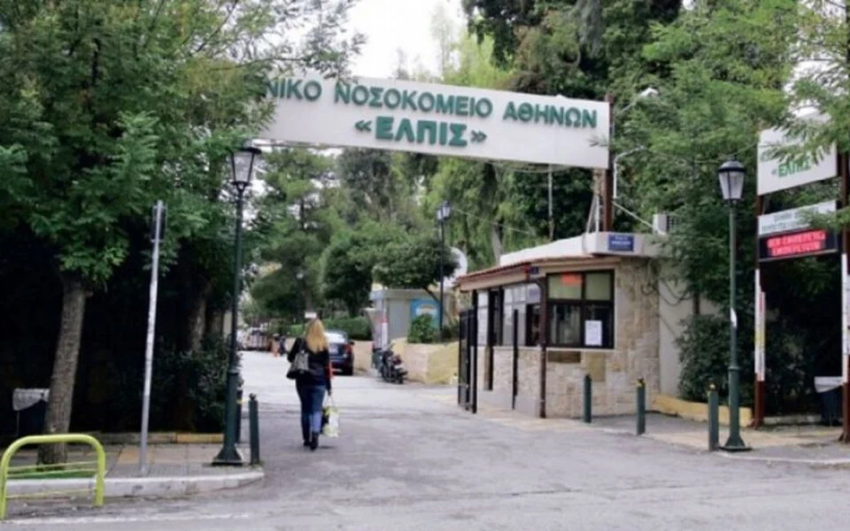 Başkentteki Elpis Hastanesi’ndeki personel ameliyathane ışığından dolayı yanıklar aldı