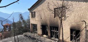 Corinthia bölgesindeki orman yangını, hasar tespitinin başlamasıyla birlikte evleri yok etti