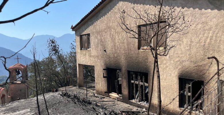 Corinthia bölgesindeki orman yangını, hasar tespitinin başlamasıyla birlikte evleri yok etti