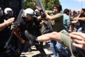 Öğrenciler, üniversite rektörleri toplantısının dışında yasa tasarısı nedeniyle polisle çatıştı