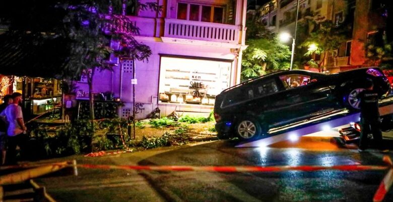 SUV’nin Atina’daki bir restorana çarpması sonucu 12 kişi yaralandı