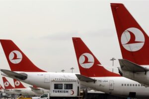 Türk Hava Yolları’na ait bir uçak, iniş takımlarında duman tespit edilmesi üzerine acil durum kaydıraklarıyla tahliye edildi.