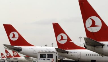 Türk Hava Yolları’na ait bir uçak, iniş takımlarında duman tespit edilmesi üzerine acil durum kaydıraklarıyla tahliye edildi.