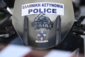 Atina’da bir adam evine barikat kurdu, polise molotof attı