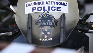Atina’da bir adam evine barikat kurdu, polise molotof attı