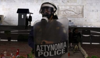 Siyasi anketler Bilinmeyen Asker kararını yönlendiriyor