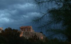 Atina’da yemek, manzara ve yaz esintileri için muhteşem çatı katları