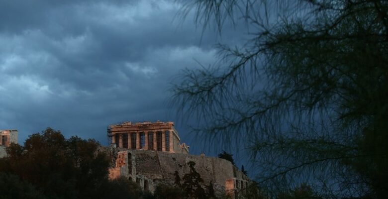 Atina’da yemek, manzara ve yaz esintileri için muhteşem çatı katları