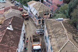 Bir sonraki fırtına öncesinde kuzeybatıdaki fırtına hasarını onarmak için yarışa devam