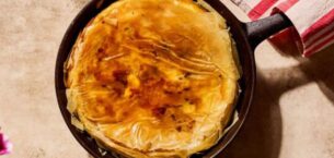 Dört peynirli tavada kolay peynirli turta