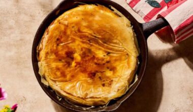 Dört peynirli tavada kolay peynirli turta