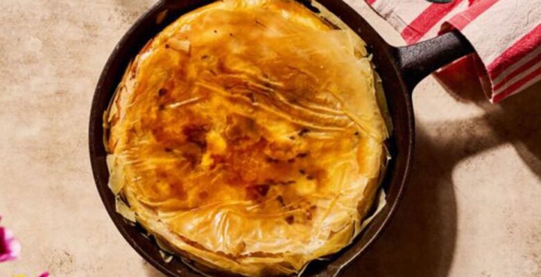 Dört peynirli tavada kolay peynirli turta