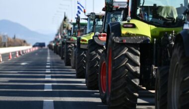 Çiftçi protestoları karayollarını aksattığı için sürücüler dikkatli olmaya çağrıldı