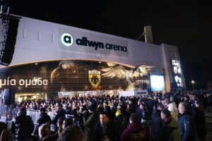 AEK taraftarı stadyum dışında meşale yaktıktan sonra parmağını kaybetti