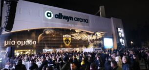 AEK taraftarı stadyum dışında meşale yaktıktan sonra parmağını kaybetti