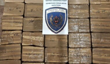 Rodos sahillerine 43 kilo esrarın vurmasının ardından yetkililer sahilleri gözetim altına aldı