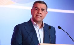 Tsipras, solu yeniden kazanma çabasıyla krizi yeniden gündeme getiriyor