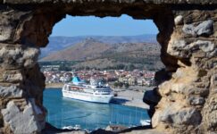 Yolcu gemileri çalkantılı sulara girdi