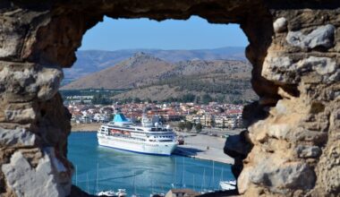 Yolcu gemileri çalkantılı sulara girdi