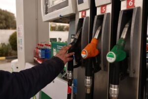 Yunanistan, artan enerji maliyetlerini hafifletmek için ‘yakıt geçiş kartı’ sübvansiyonu başlattı