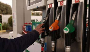 Yunanistan, artan enerji maliyetlerini hafifletmek için ‘yakıt geçiş kartı’ sübvansiyonu başlattı