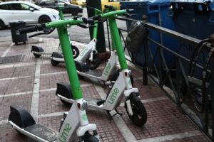 Attika’da elektrikli scooter kazasından sonra yoğun bakımdaki çocuk